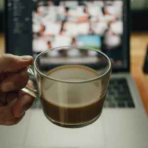 Barista apreciando os sabores do café