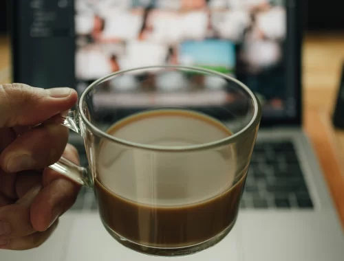 Barista apreciando os sabores do café
