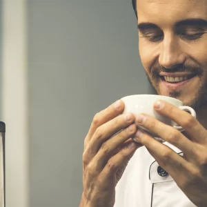 Barista apreciando os sabores do café