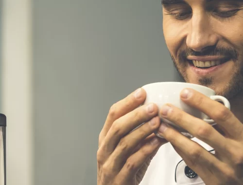 Barista apreciando os sabores do café