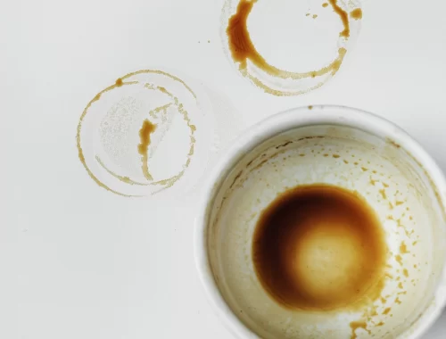 Xícara de café suja