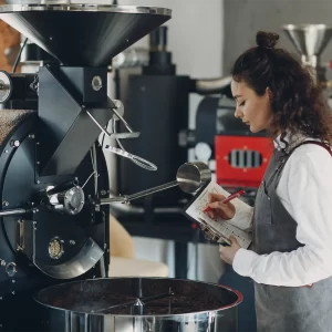 Especialista avaliando processo de descafeinação do café