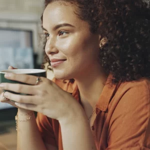 Mulher bebendo café para melhorar a saúde