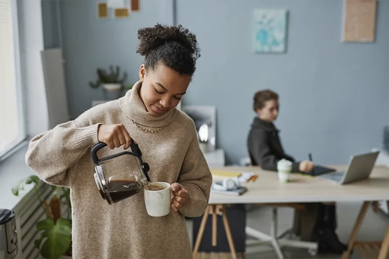 Servindo café no trabalho