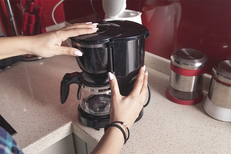 Ajustando cafeteira elétrica