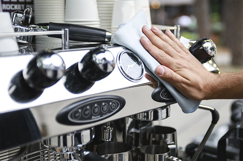 Fazendo limpeza da máquina de café espresso