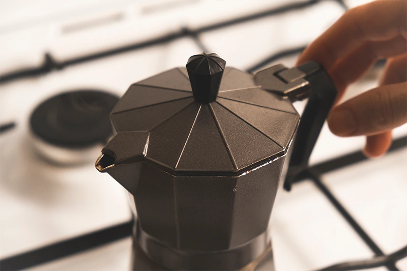 Preparando café na cafeteira Moka
