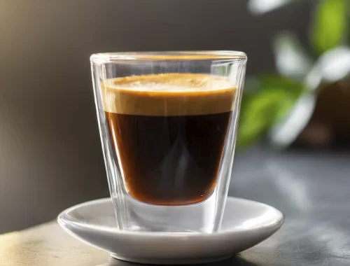 Imagem artística de um copo pequeno com café espresso