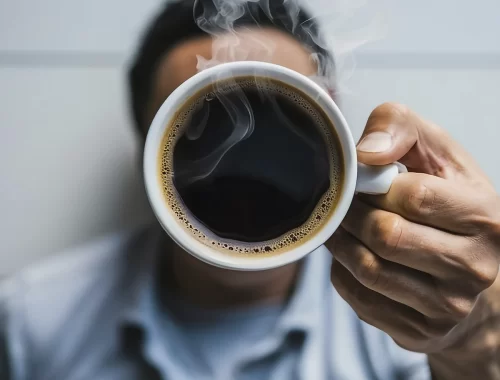 Imagem artística de um homem segurando uma xícara de café, com muita cafeína