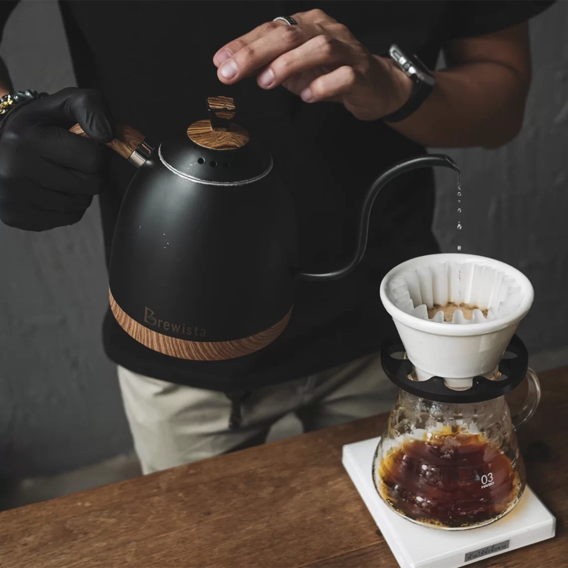 Barista preparando café coado
