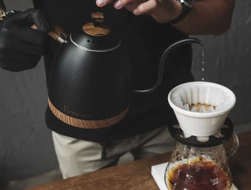Barista preparando café coado