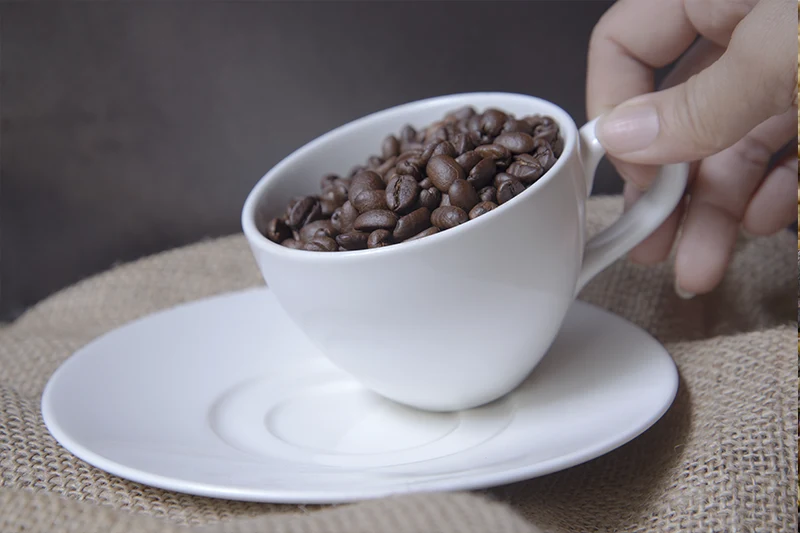 Grãos de café na xícara