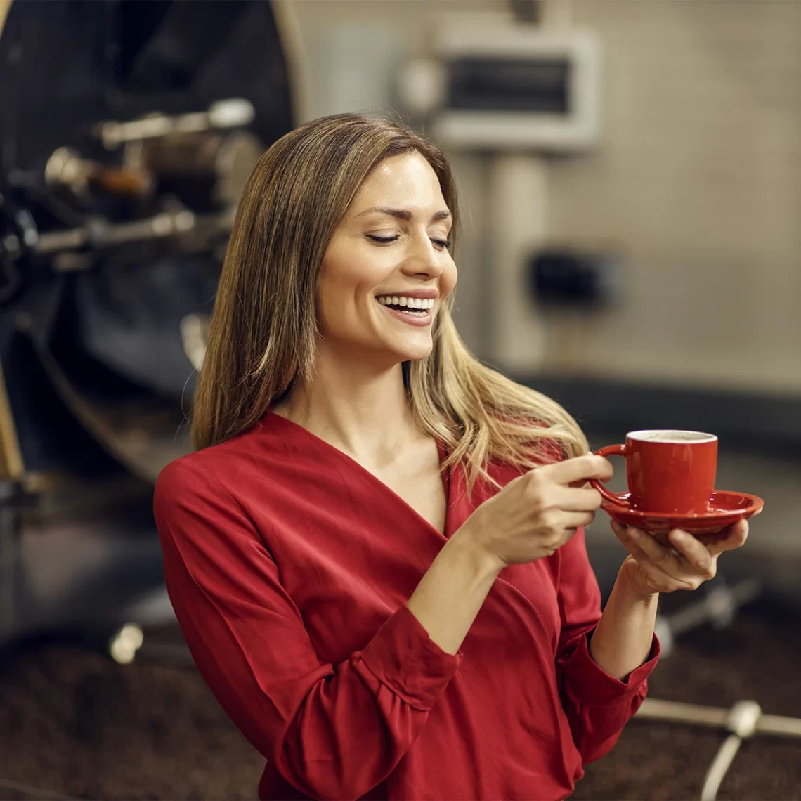 Mulher segurando uma xícara de café