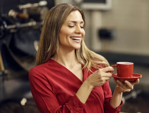 Mulher segurando uma xícara de café