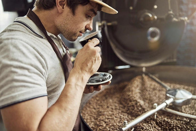 Profissional provando café após feita a torra