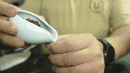 Fazendo técnica de pré-infusão em café coado