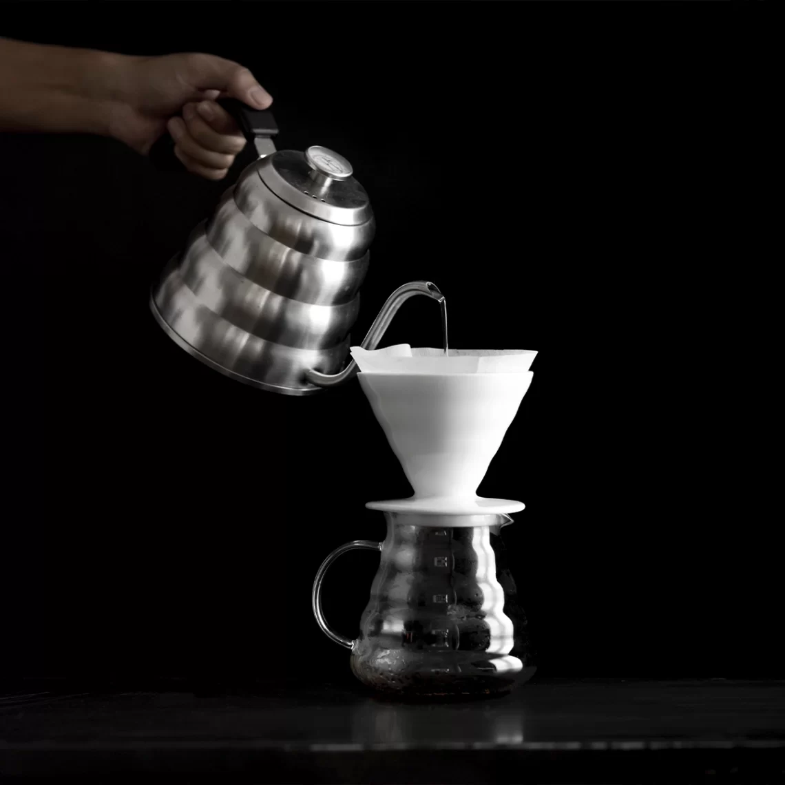 Preparando café coado no método V60