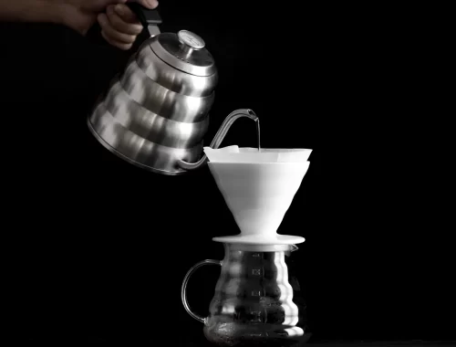 Preparando café coado no método V60